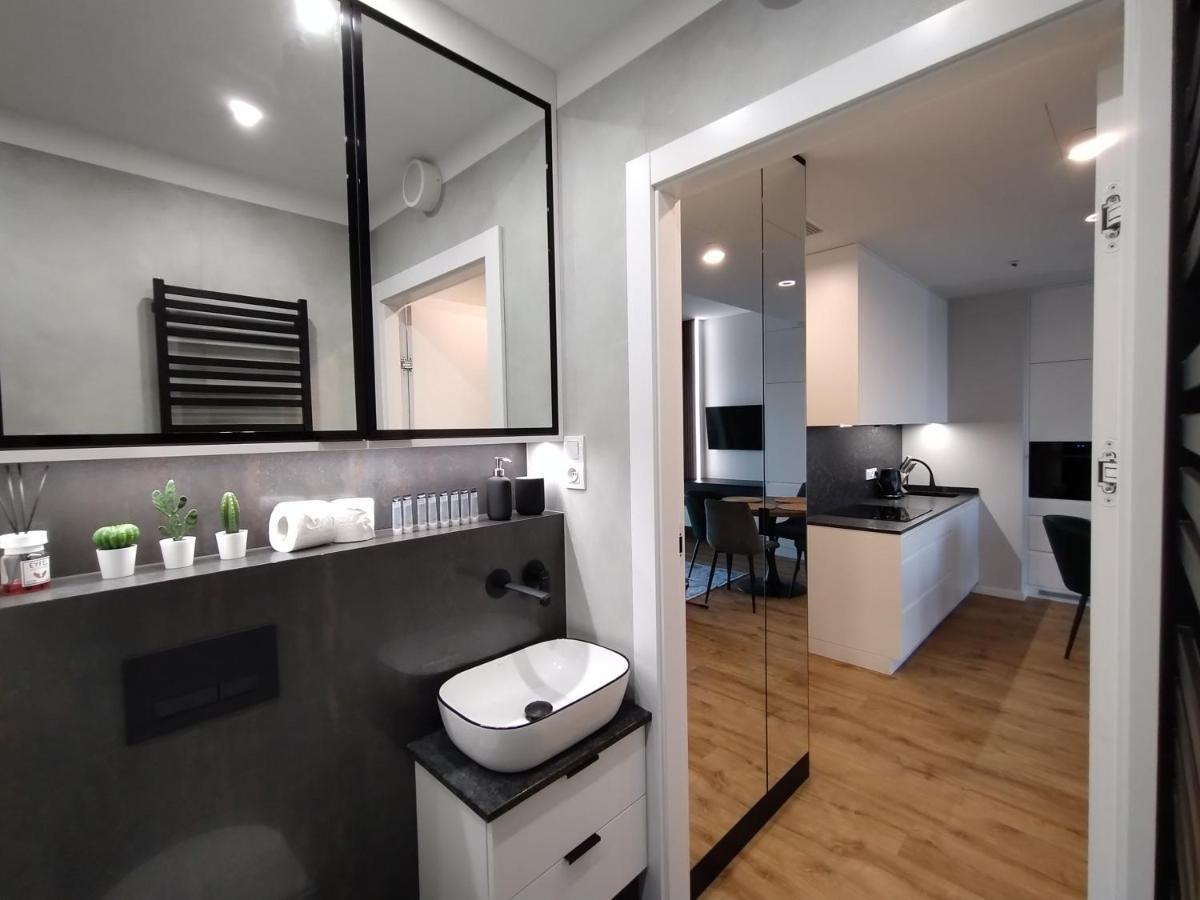 Wola Tower Deluxe Separate Bedroom With Free Garage - By Perfect Apart 华沙 外观 照片